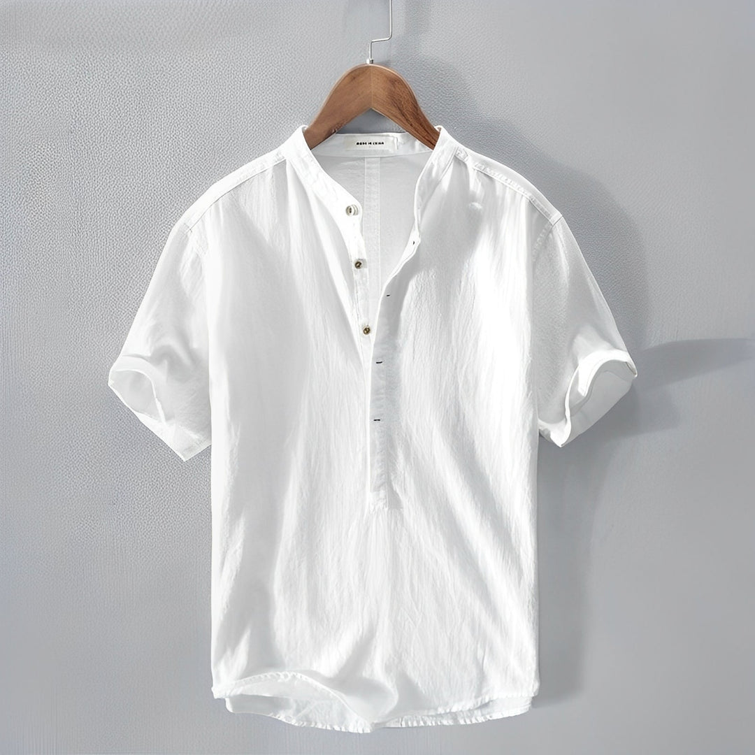 Herren Kurzarm Henley Shirt mit Stehkragen und Knopfleiste für einen lässigen Sommer-Look. Modernes Freizeitshirt.