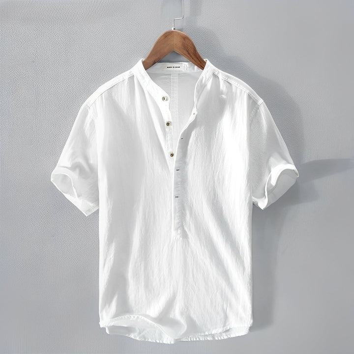 Herren Kurzarm Henley Shirt mit Stehkragen und Knopfleiste für einen lässigen Sommer-Look. Modernes Freizeitshirt.