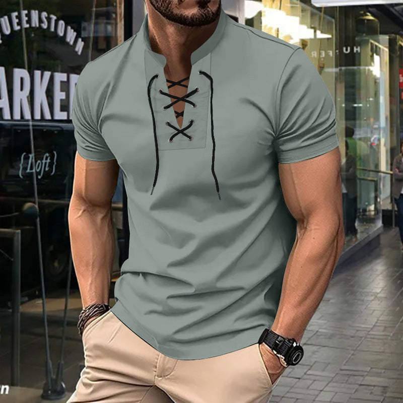 Detailansicht des Herren Henley Shirts mit Schnür-V-Ausschnitt & weichem Stoff, ein Must-have für Männermode.