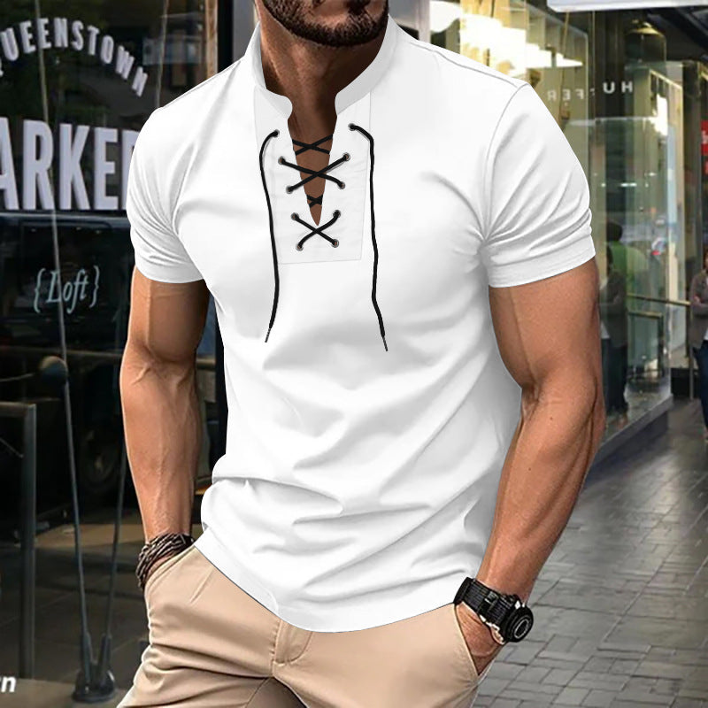 Trendiges Slim-Fit Herren Henley Kurzarmshirt, V-Ausschnitt mit Kordelzug, moderne Streetwear für 2024.