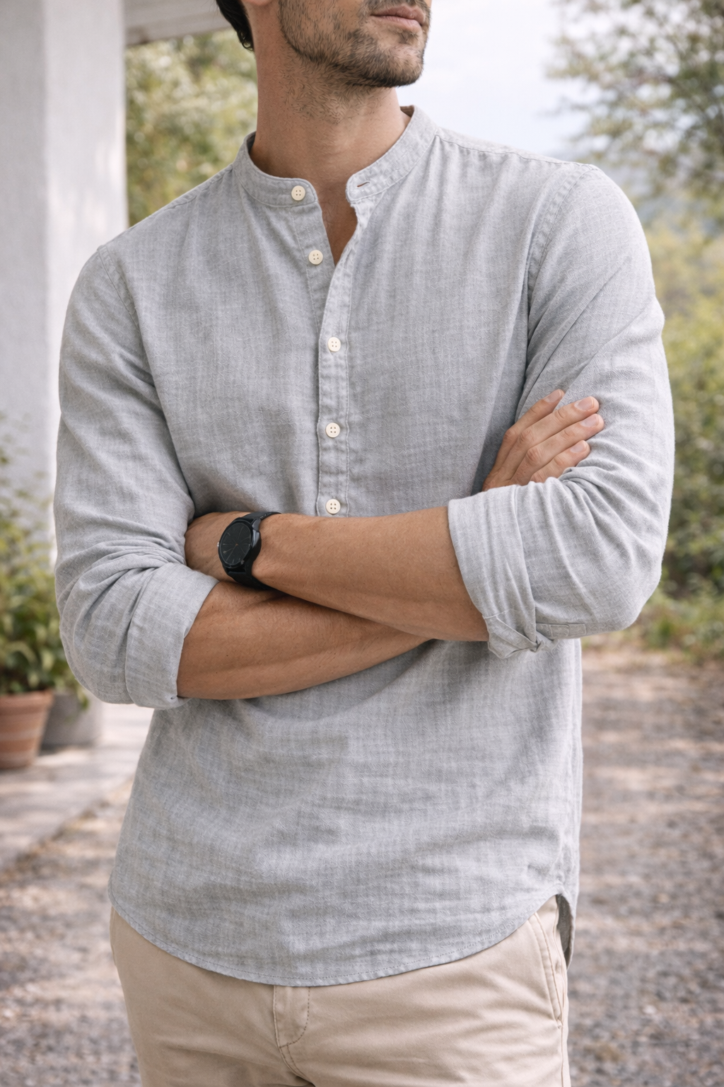 Komfortables Herren Henley Freizeitshirt mit Stehkragen und Knopfleiste, ideal für Business Casual und entspannte Tage.
