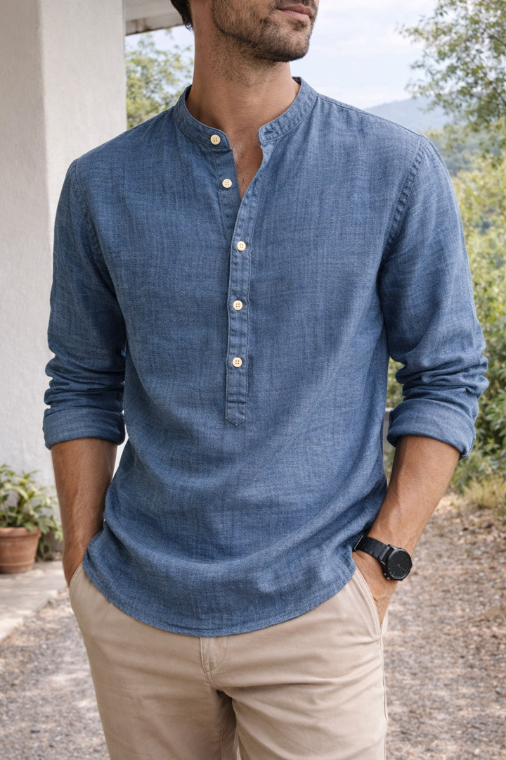 Modernes Herren Henley Oberteil mit elegantem Stehkragen, Knopfleiste und langen Ärmeln; perfektes Basic für die Herrengarderobe.