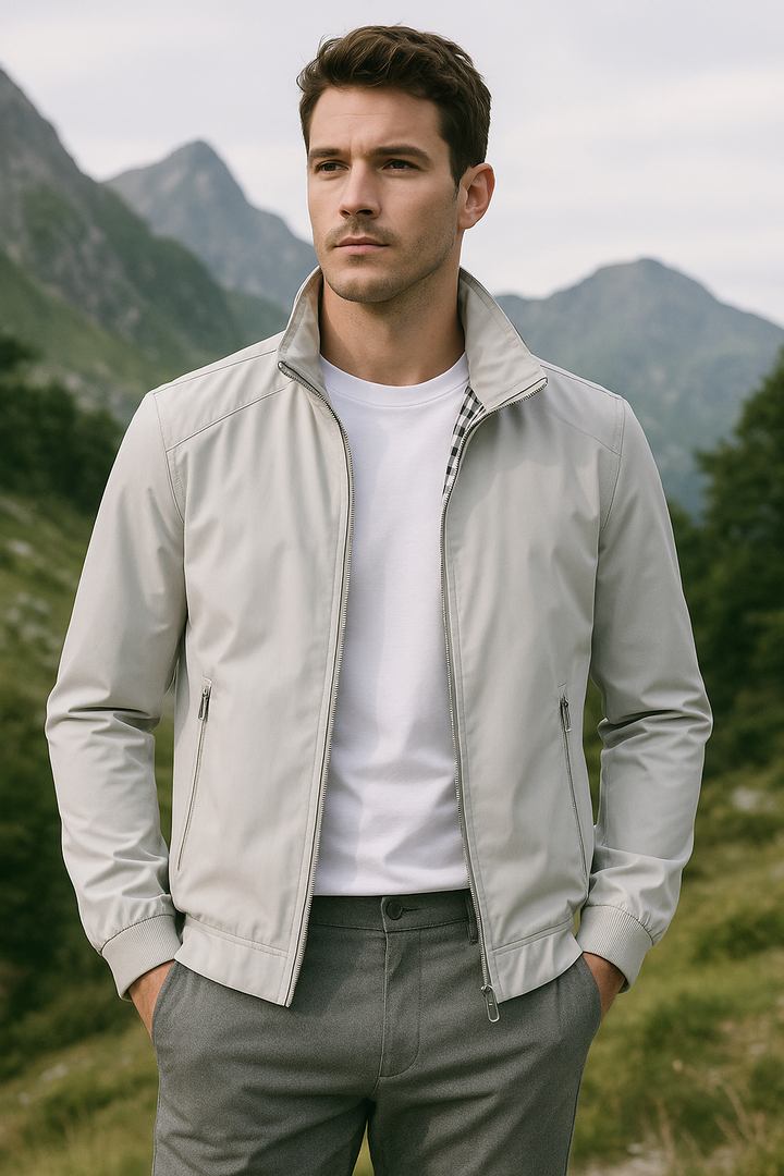 Sportliche Herren-Leichtjacke mit Stehkragen und Reißverschluss, bequem für den Alltag im Frühling.