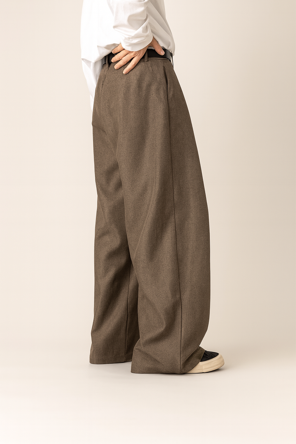 Moderne Herren Bundfaltenhose mit weitem Bein und hohem Bund, ideal für einen souveränen Business-Look.
