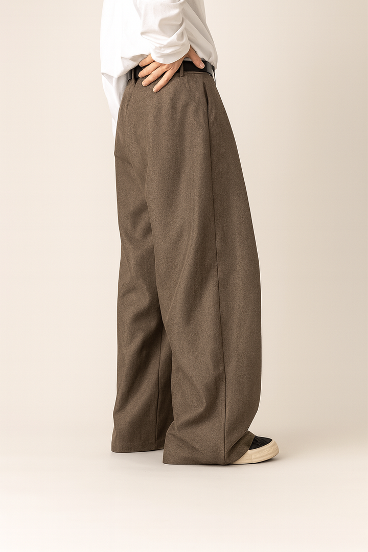 Moderne Herren Bundfaltenhose mit weitem Bein und hohem Bund, ideal für einen souveränen Business-Look.