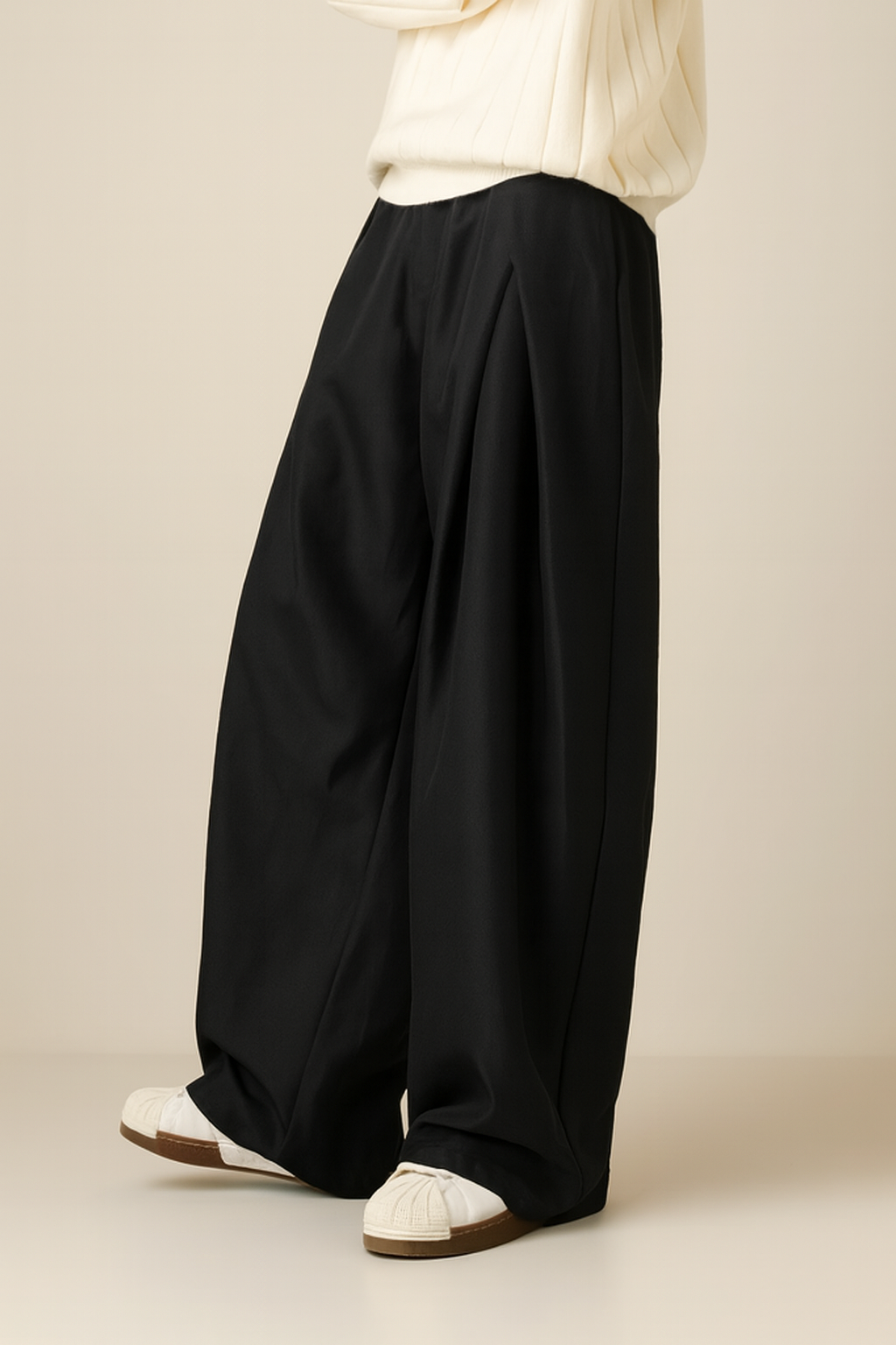 Stylische Herren Businesshose mit weitem Bein und Bundfalten, betont die moderne Eleganz für den Mann.