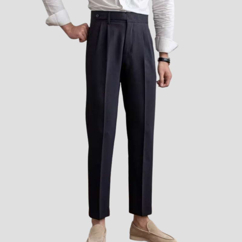 Moderne Slim Fit Herrenhose mit akkurater Bügelfalte. Für smarten Business-Look oder elegante Freizeit-Outfits.