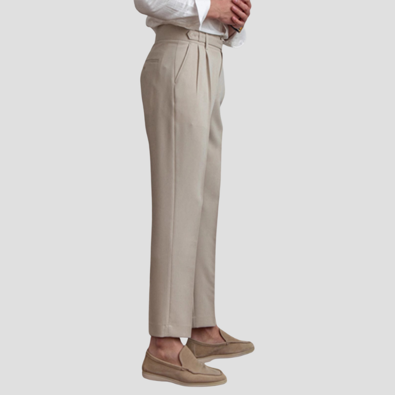 Schlanke Herrenhose im Slim Fit mit markanter Bügelfalte. Bietet zeitlosen Stil & souveränen Auftritt. Ganzjährig tragbar.