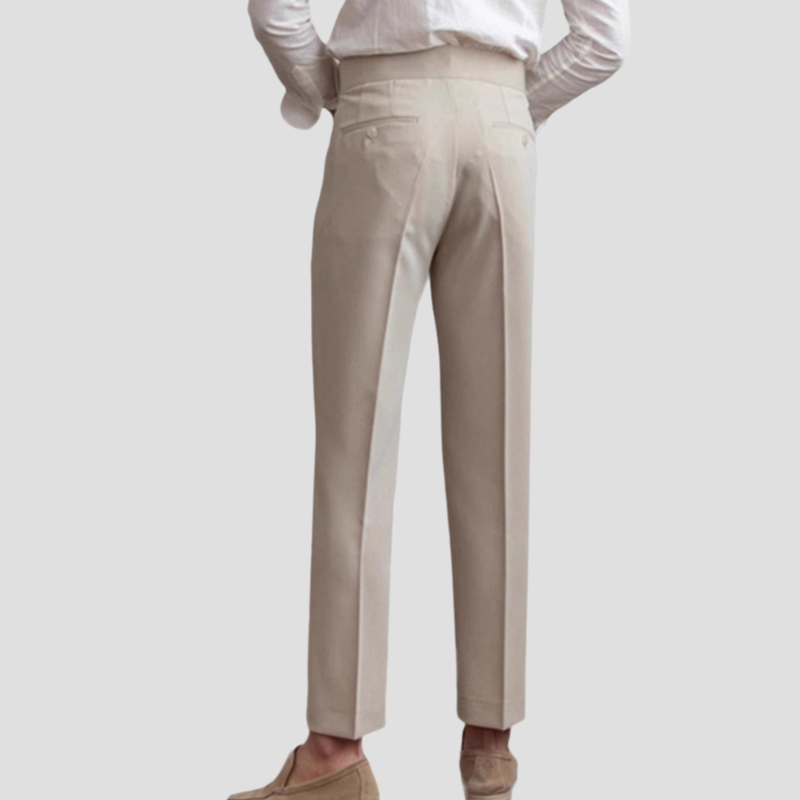 Elegante Slim Fit Herrenhose mit perfekter Bügelfalte. Eine smarte Wahl für den modernen Mann im Business & Alltag.