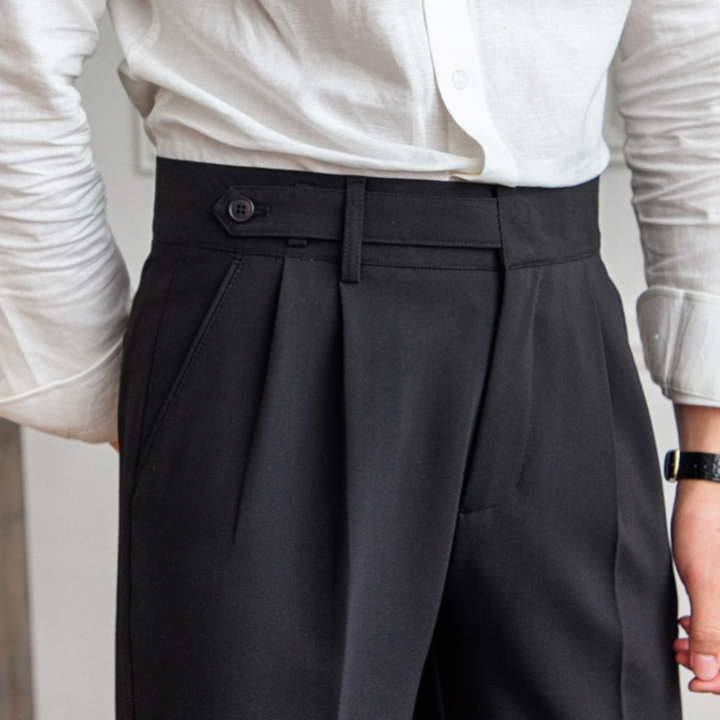 Klassische Herren Slim Fit Hose mit Bügelfalte. Für einen gepflegten & souveränen Auftritt in Business & Freizeit.