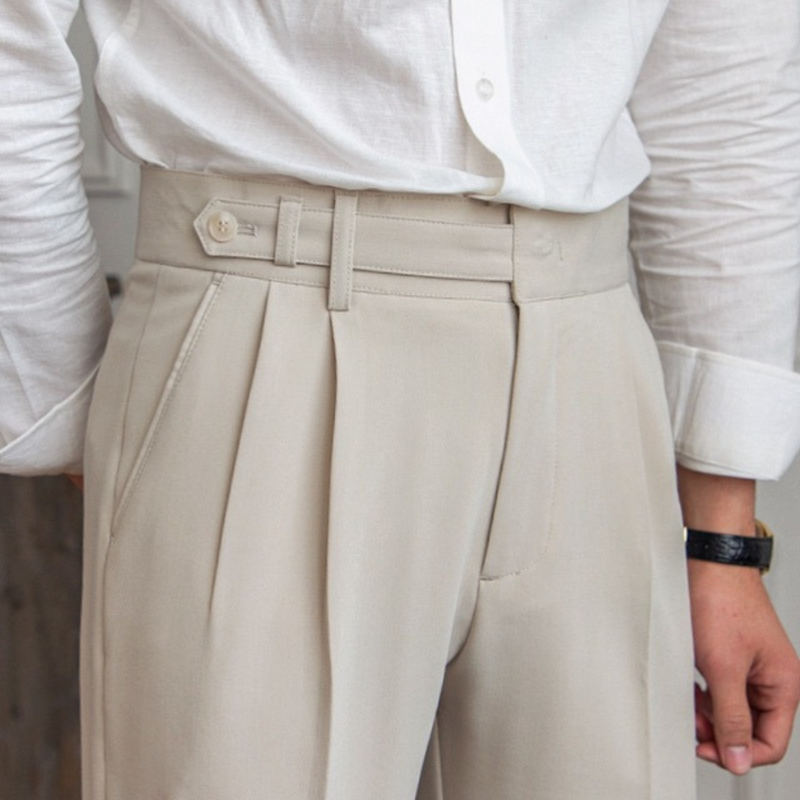 Stilvolle & bequeme Slim Fit Herrenhose mit Bügelfalte. Eine moderne Business-Hose, die Eleganz mit Komfort verbindet.