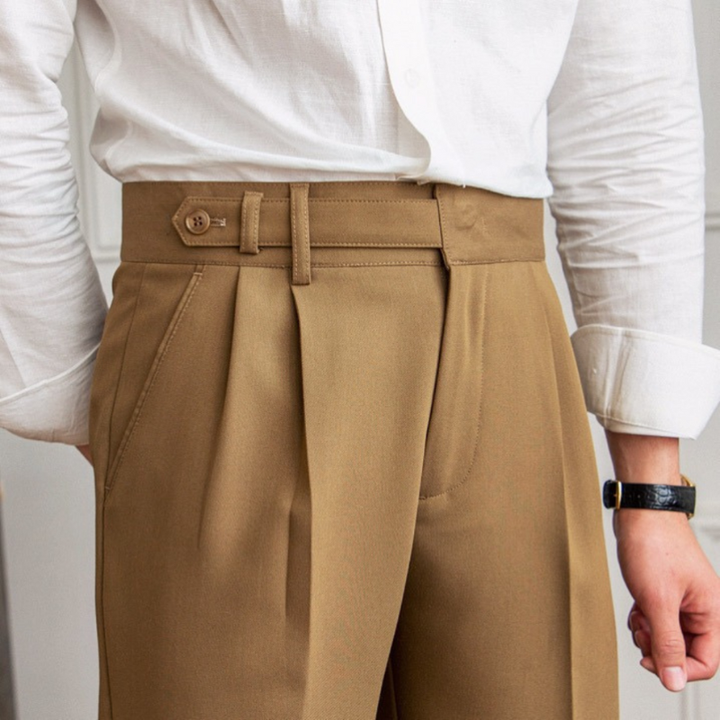 Herren Slim Fit Hose mit Bügelfalte. Moderne Business- und Freizeithose für einen zeitlosen, souveränen Auftritt.