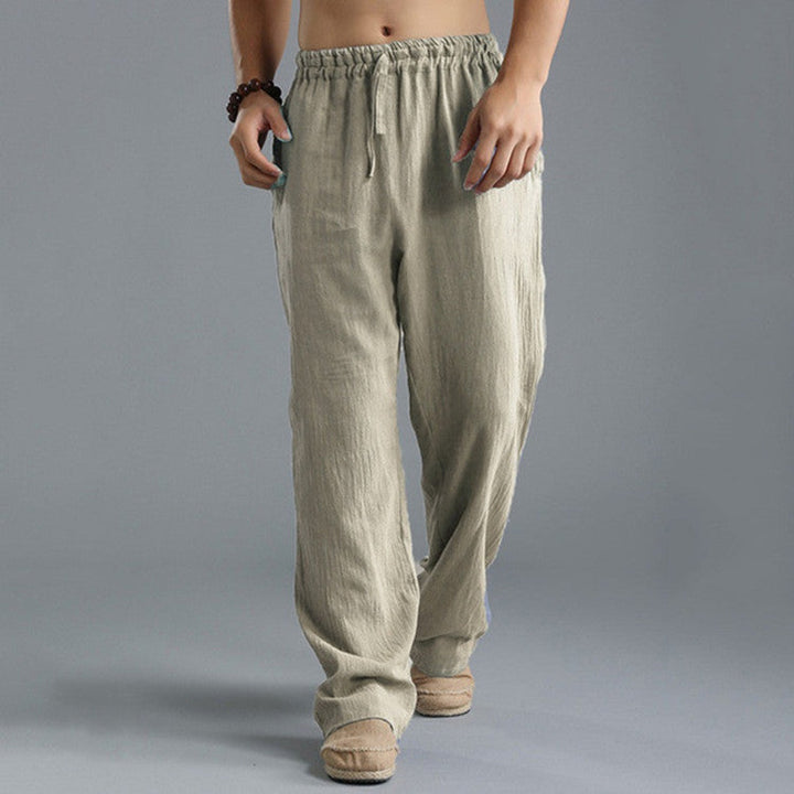 Khakifarbene Herren Sommerhose, leicht & bequem, ideal für entspannte Tage & stylische Looks.