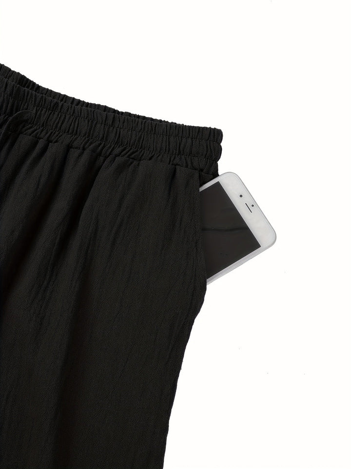 Modische schwarze Herrenhose, locker geschnitten, atmungsaktiv und ideal für warme Sommertage.
