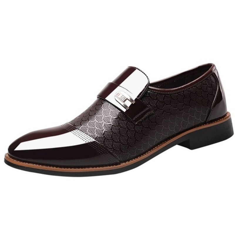 Herrenmode: Glänzende, elegante Businessschuhe mit feiner Schnürung. Perfekt für Büro und festliche Abendgarderobe.