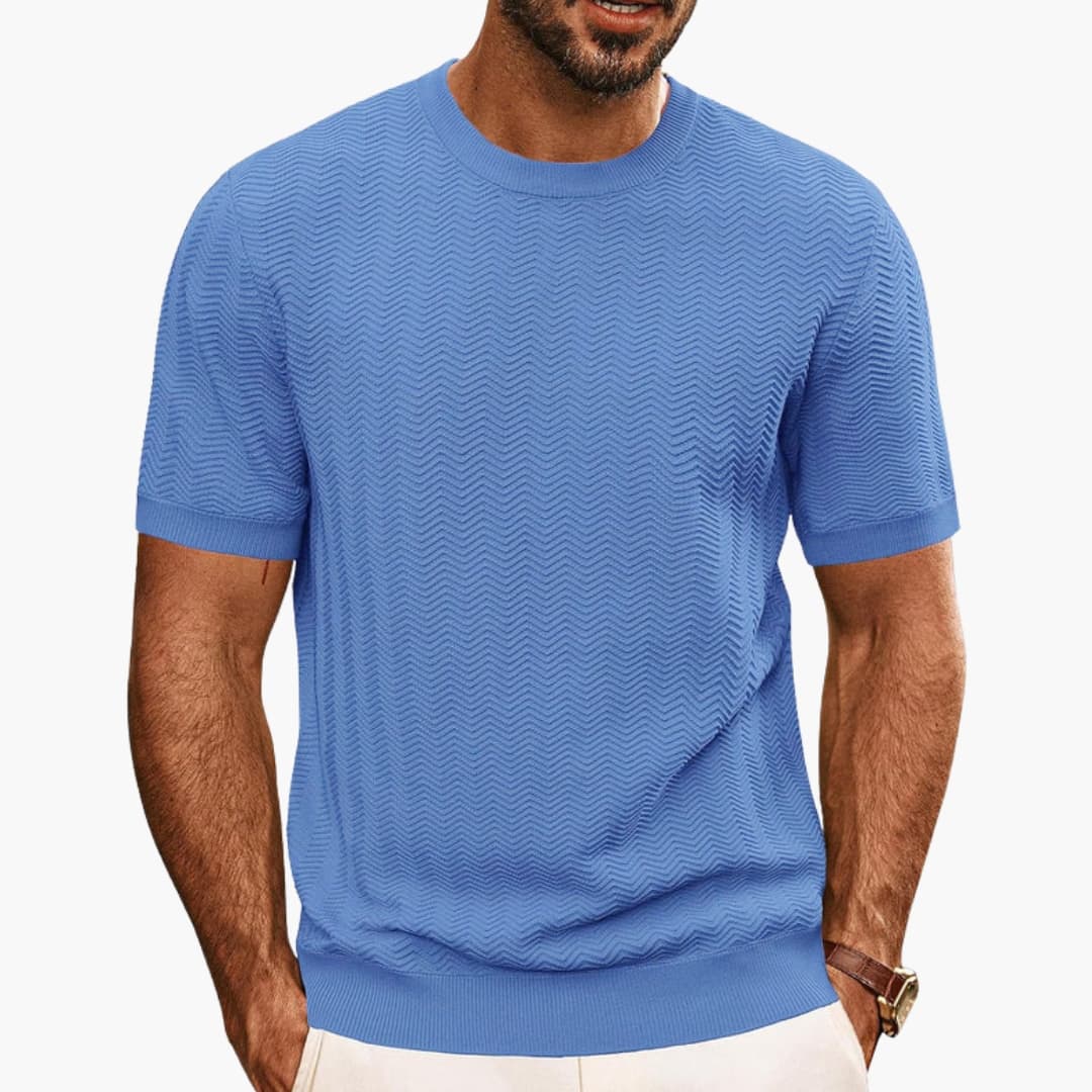 Herren T-Shirt mit stilvollem Wellenmuster. Modernes Kurzarm-Shirt, perfekt für lässige Sommer-Outfits im Alltag.