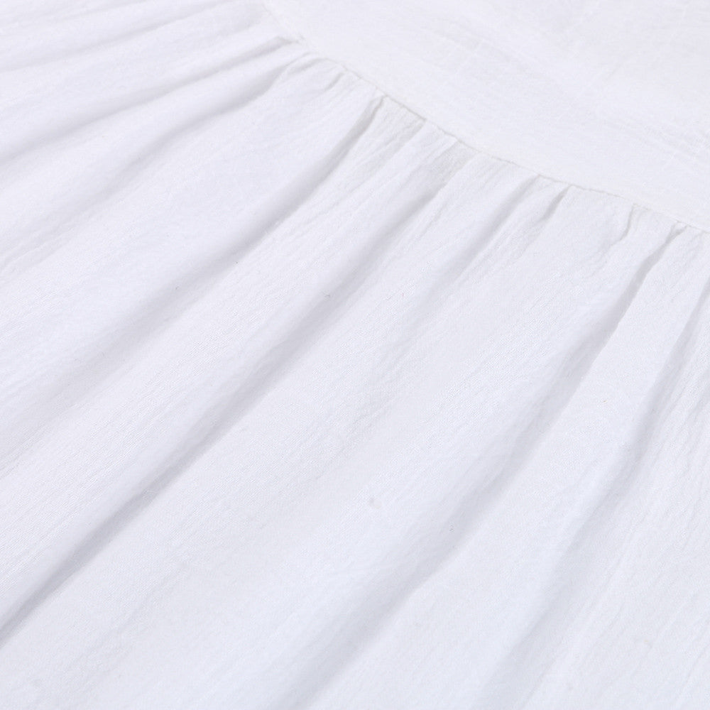 Modernes Damenkleid für Sommer und Freizeit. Stilvolles Design, leichter Stoff, bequem an heißen Tagen.