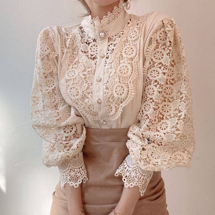 Detail der feinen Spitze an der eleganten Damenbluse Lucy, ideal für Business Casual Outfits.