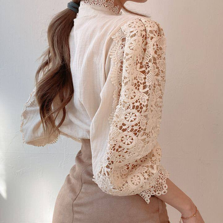 Model trägt elegante Damen Spitzenbluse Lucy, vielseitig für Freizeitmode und Business Casual.