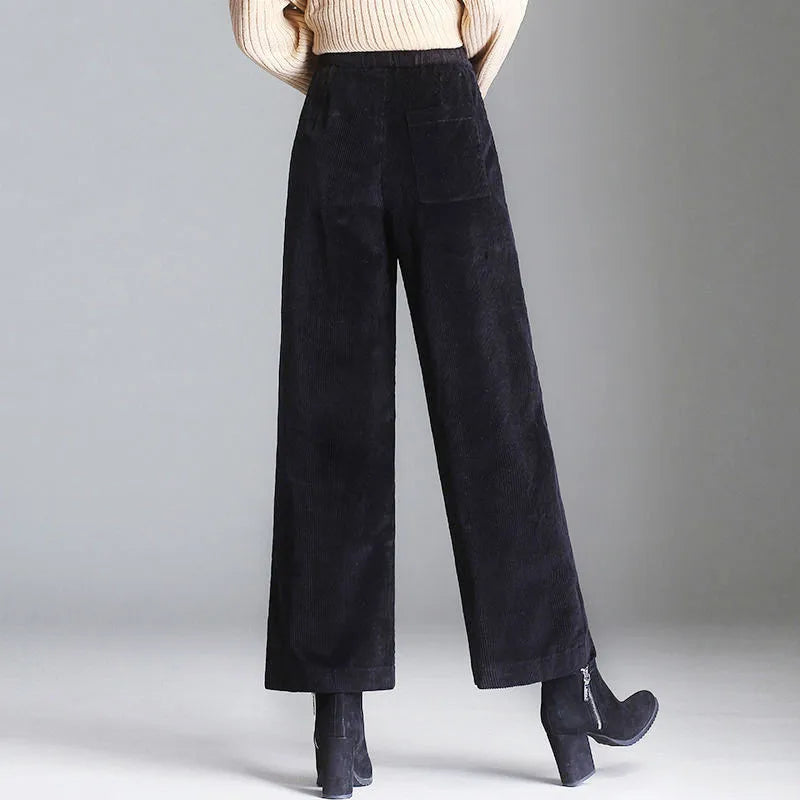 Detailaufnahme der High-Waist Damen Schlaghose, zeigt Stoffqualität und figurbetonten Schnitt.