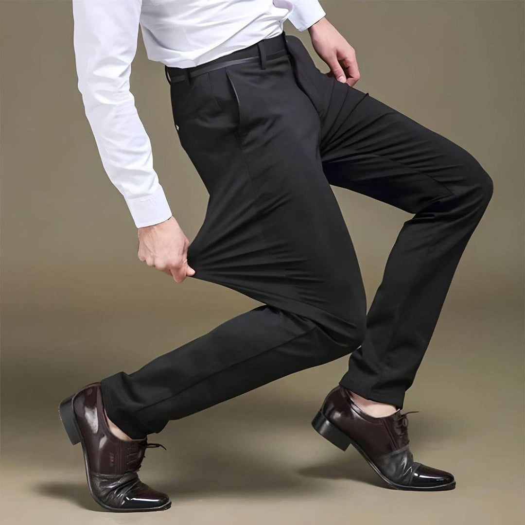 Seitliche Ansicht der Slim Fit Alex Stretchhose, die den figurbetonten Schnitt zeigt.