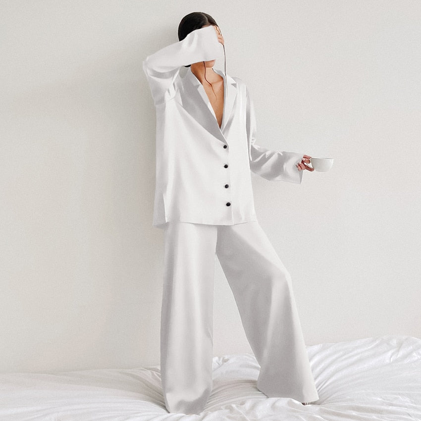 Exklusives Damen Satin-Seiden Pyjama-Set, Oversize, für erholsamen Schlaf.