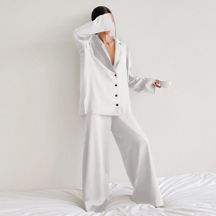 Exklusives Damen Satin-Seiden Pyjama-Set, Oversize, für erholsamen Schlaf.