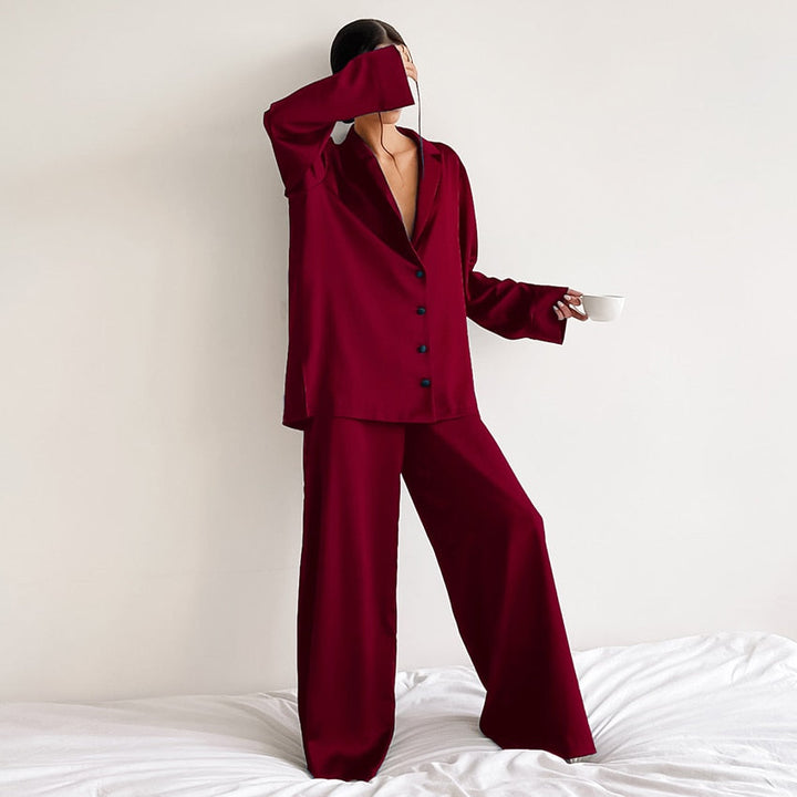 Modernes Damen Oversize Pyjama, Satin-Seide, perfekt für stilvolle Entspannung.