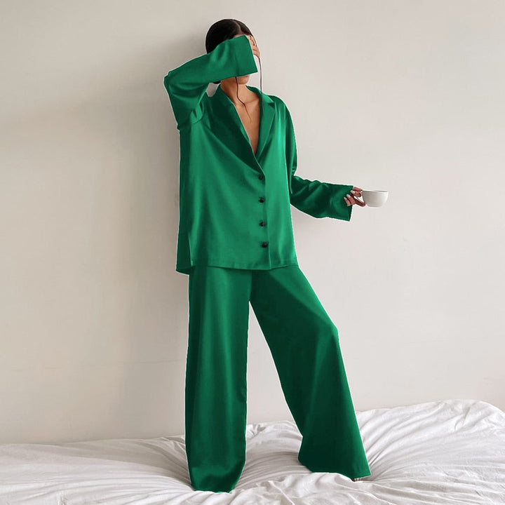 Seidig glänzendes Damen Oversize Pyjama-Set, Satin, ideal für gemütliche Abende.