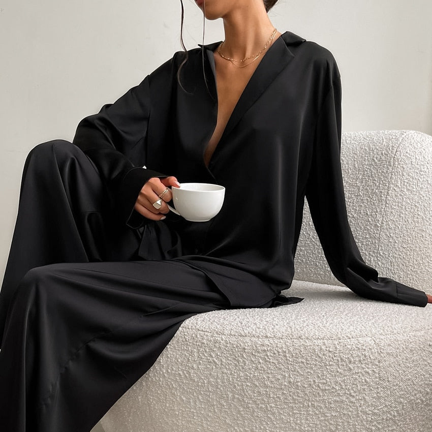 Komfortables Oversize Satin Pyjama für Damen, Seidenoptik, luxuriöse Loungewear.