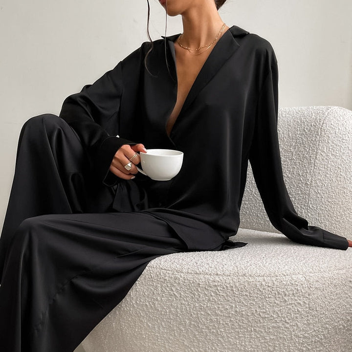 Komfortables Oversize Satin Pyjama für Damen, Seidenoptik, luxuriöse Loungewear.