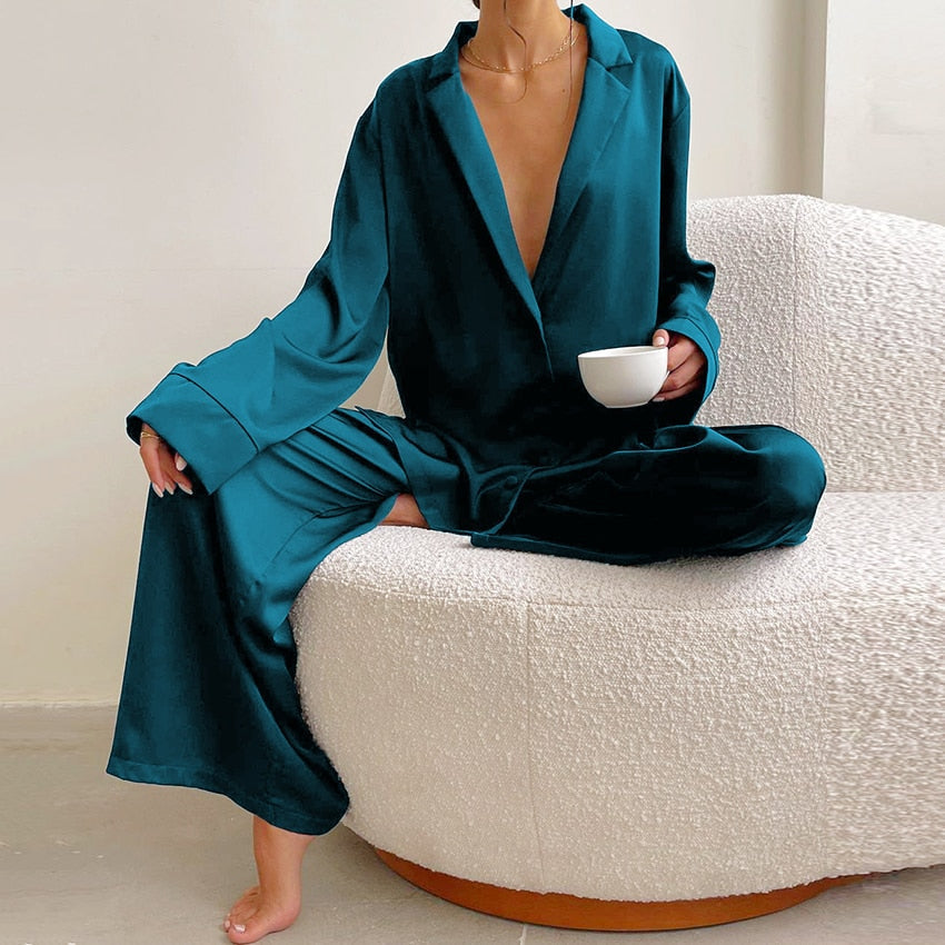 Elegantes Damen Pyjama aus Satin-Seide, Oversize Design, komfortable Loungewear.