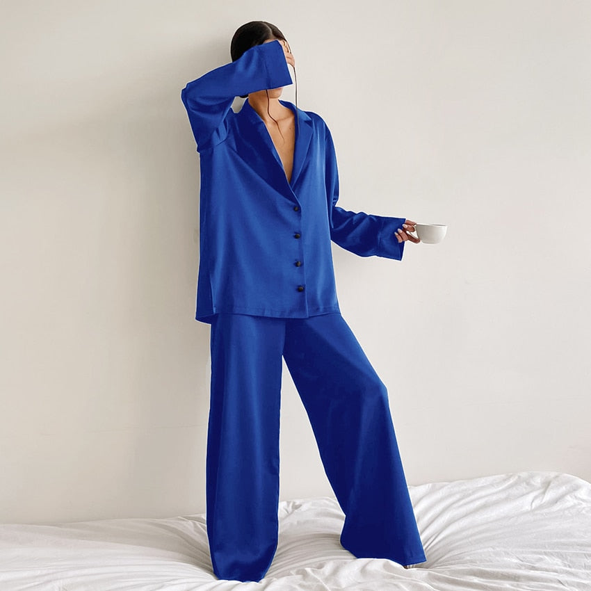 Stilvolles Damen Satin-Seiden Pyjama, Oversize Schnitt, perfekte Entspannung.