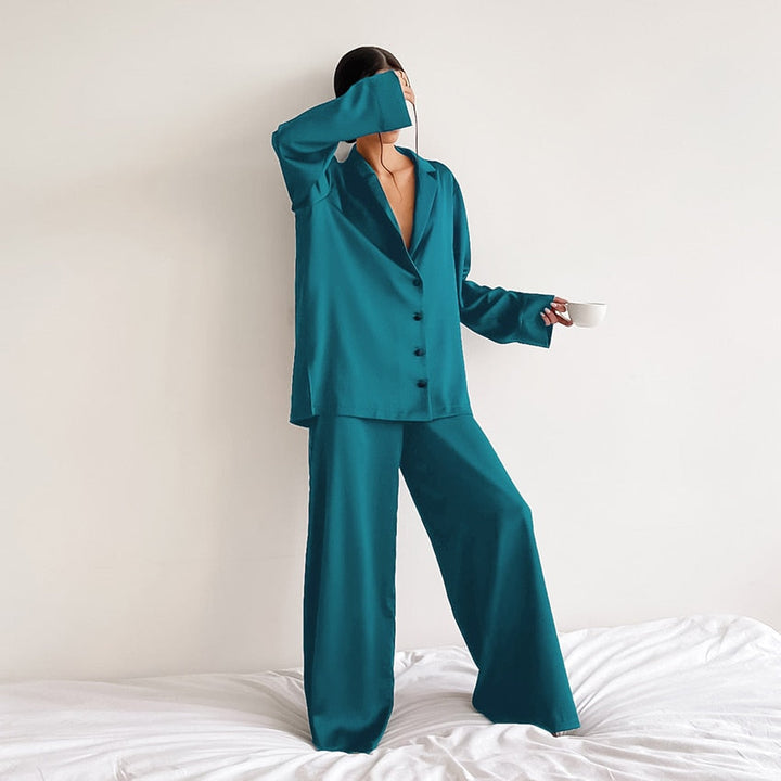 Zeitloses Oversize Pyjama für Damen, Satin-Seide, als luxuriöse Nachtwäsche.