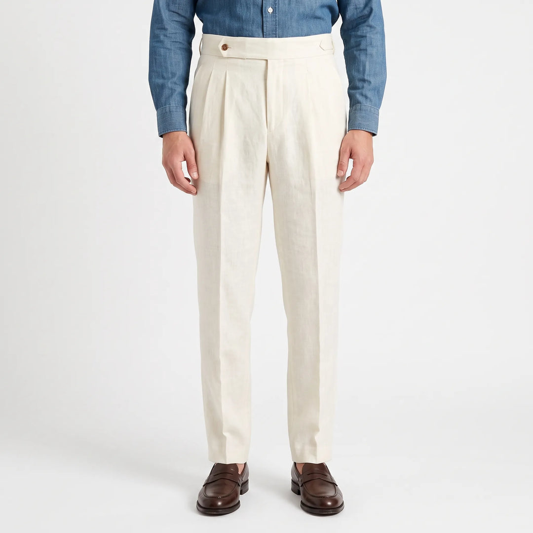 Nahaufnahme der hochwertigen Stofftextur der Herren Bundfaltenhose Francis, ideal für Sommer und elegante Anlässe.