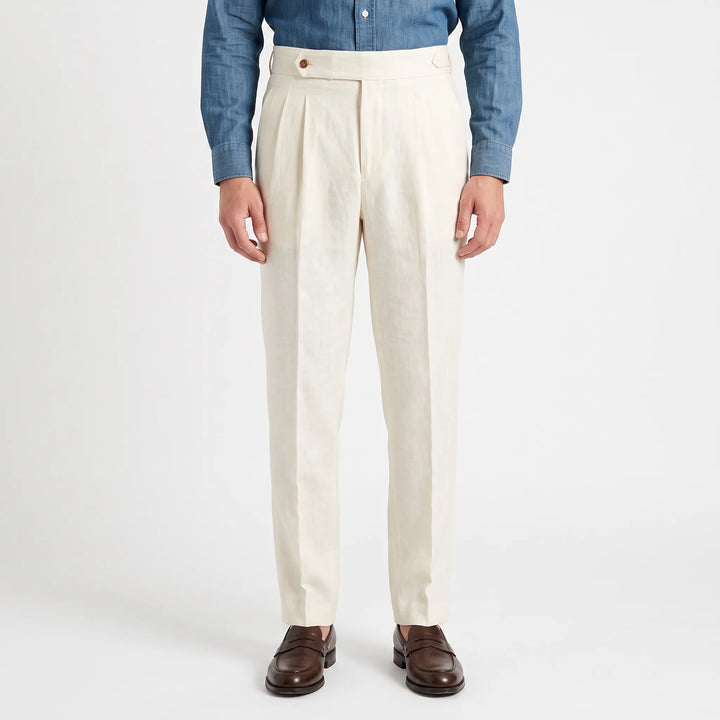 Nahaufnahme der hochwertigen Stofftextur der Herren Bundfaltenhose Francis, ideal für Sommer und elegante Anlässe.