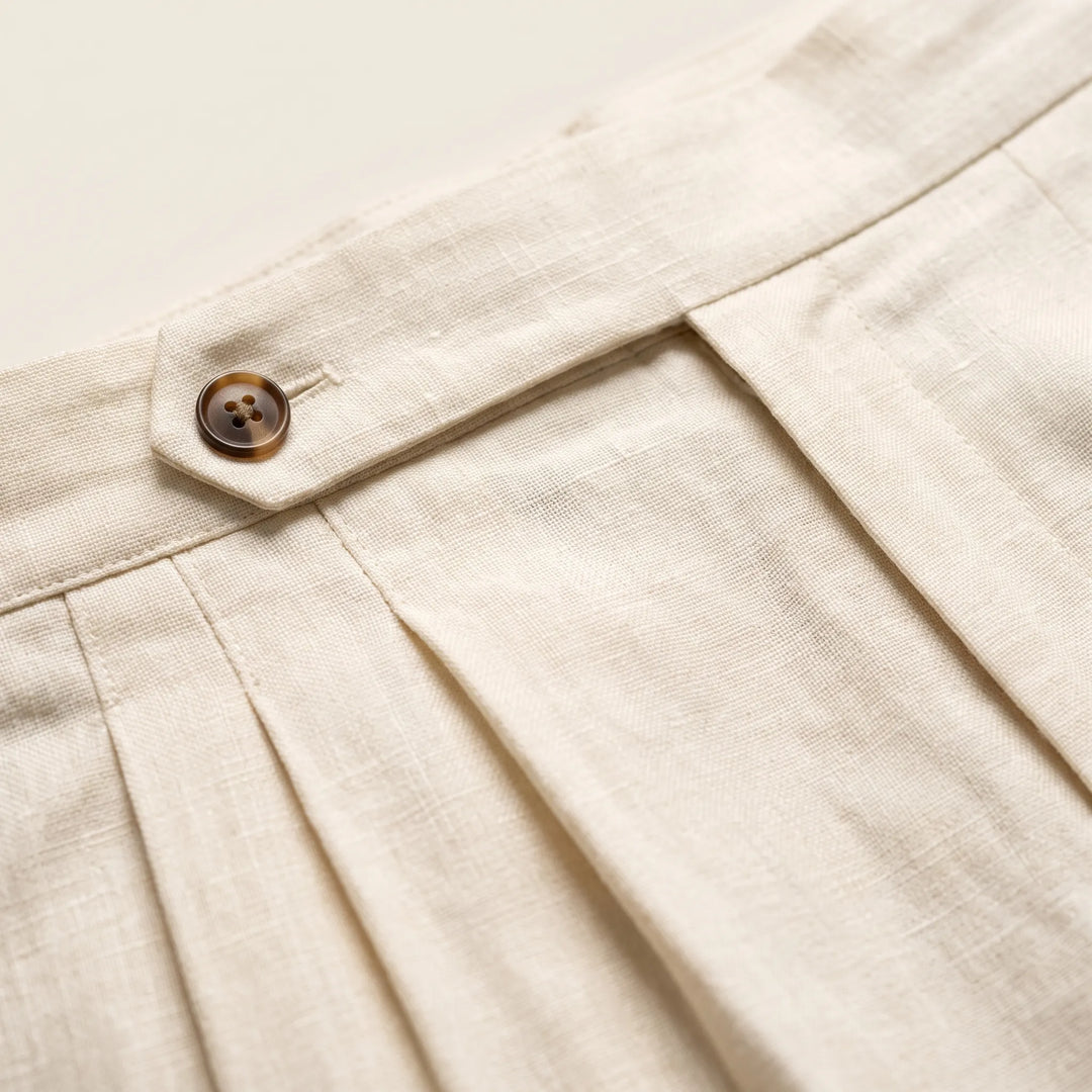 Mann trägt elegante hochgeschnittene Bundfaltenhose Francis in modernem Schnitt, perfekt für Business und Freizeit.