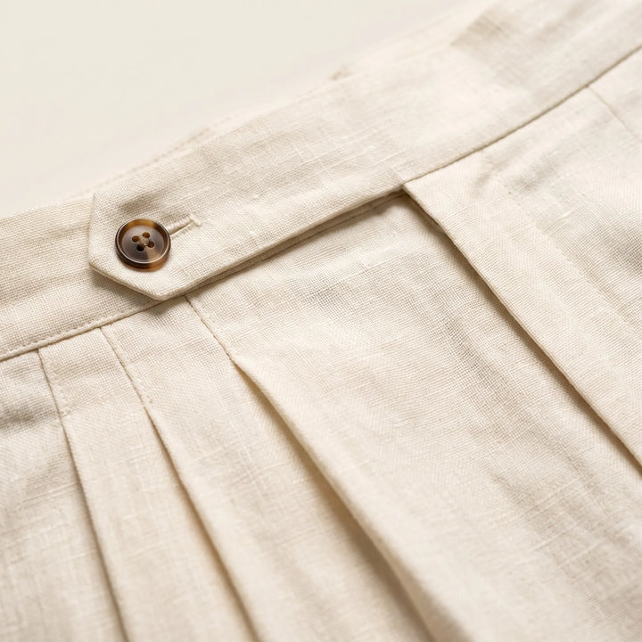 Mann trägt elegante hochgeschnittene Bundfaltenhose Francis in modernem Schnitt, perfekt für Business und Freizeit.
