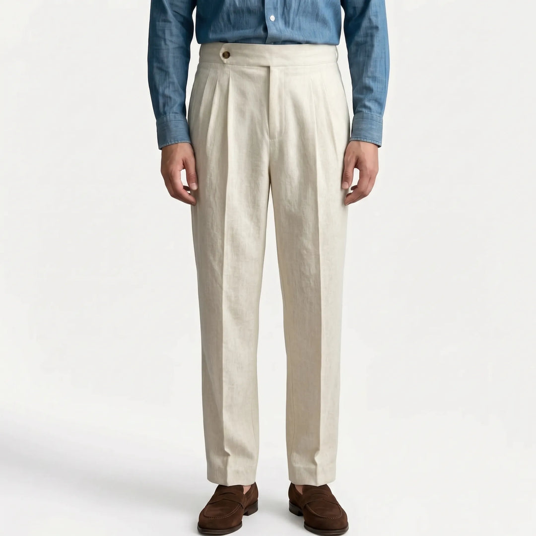 Seitliche Ansicht der Herren Bundfaltenhose Francis mit Bundfalten und weitem Bein für eine moderne Silhouette.