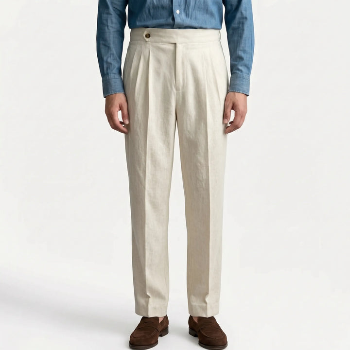 Seitliche Ansicht der Herren Bundfaltenhose Francis mit Bundfalten und weitem Bein für eine moderne Silhouette.