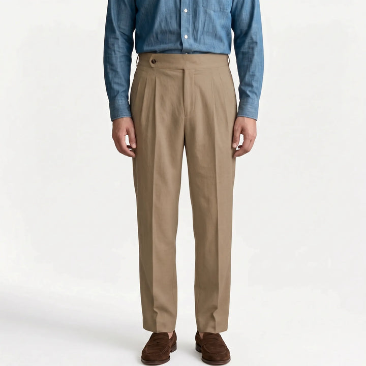 Smart Casual Outfit: Hochgeschnittene Francis Bundfaltenhose kombiniert mit Hemd, ideal für Frühling und Sommer.