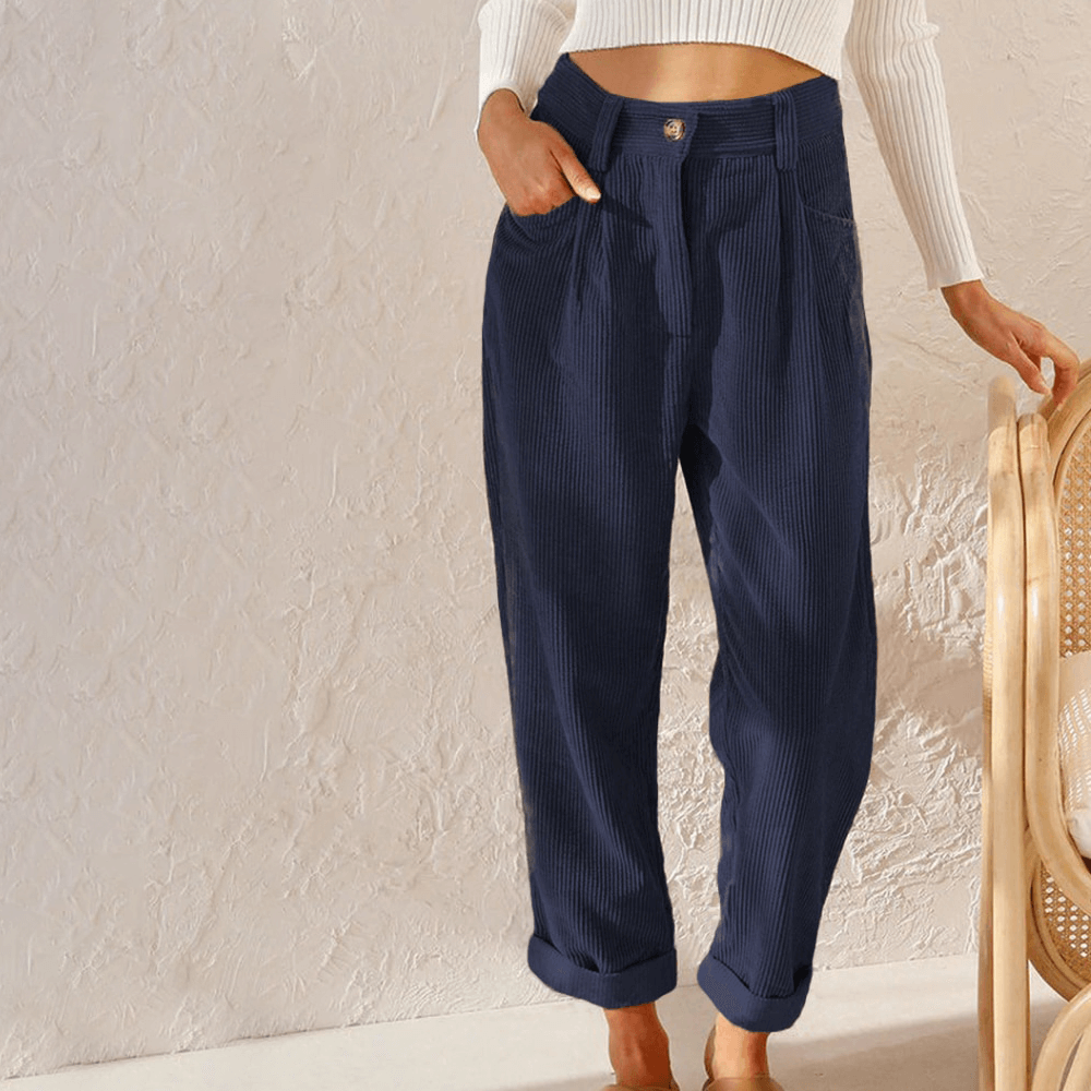Komfortable Cordhose für Damen, mit hoher Taille. Vielseitig kombinierbar für entspannte oder schicke Mode.