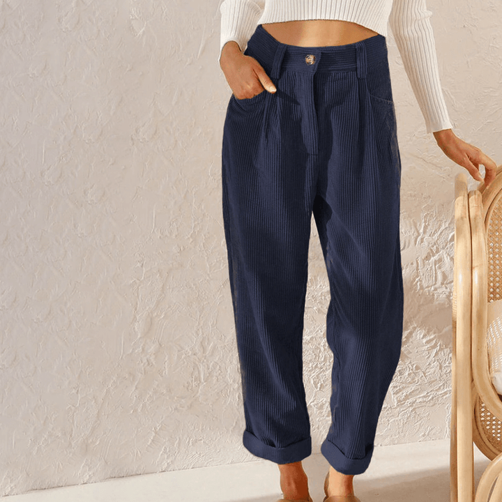 Komfortable Cordhose für Damen, mit hoher Taille. Vielseitig kombinierbar für entspannte oder schicke Mode.