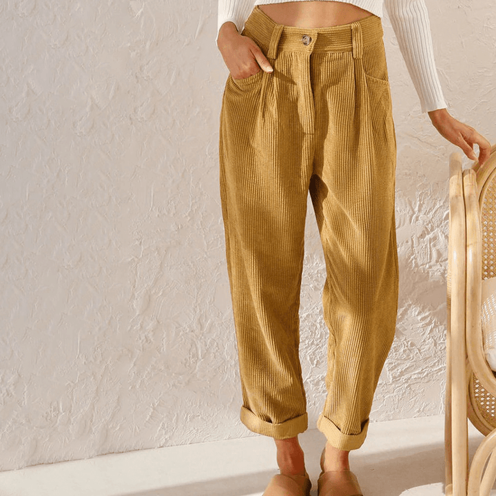 Elegante Damen-Cordhose mit High-Waist-Schnitt, zeitlos und bequem für den Herbst- und Winteralltag.