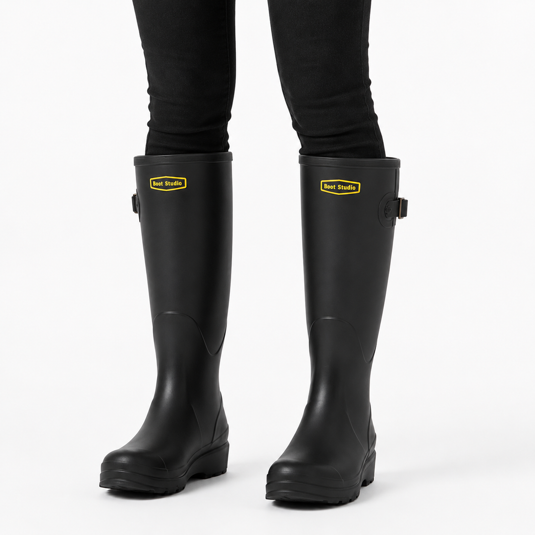 Tragebild der komfortablen Damen Regenstiefel „Claudia“, ideal für Spaziergänge an regnerischen Herbsttagen.