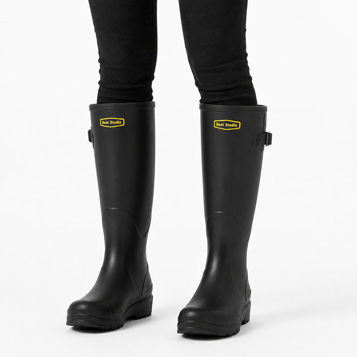Tragebild der komfortablen Damen Regenstiefel „Claudia“, ideal für Spaziergänge an regnerischen Herbsttagen.