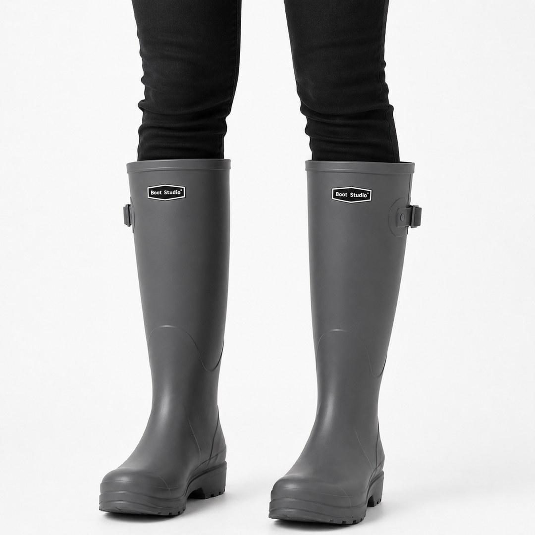 Komfortable und modische Damen Regenstiefel „Claudia“ in Aktion, perfekt für stilvolle, wasserdichte Damenschuhe.