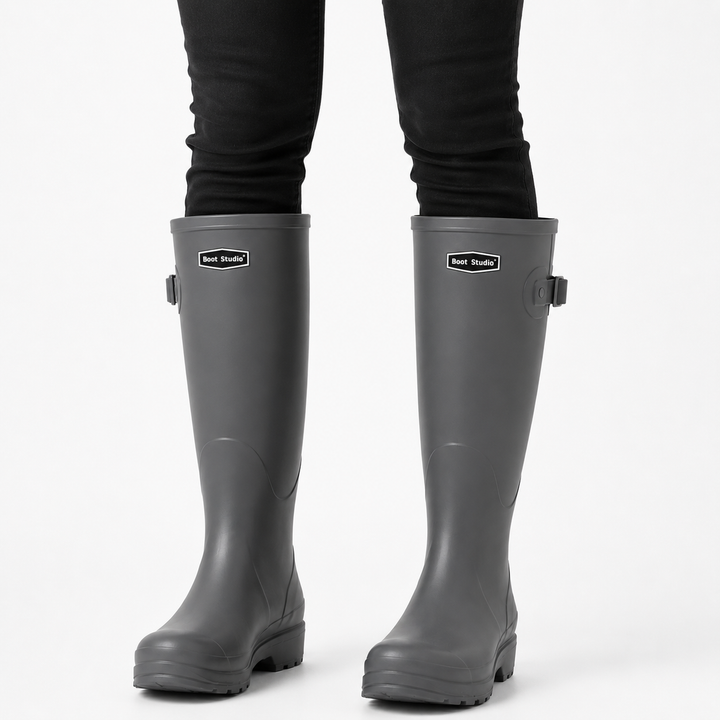 Komfortable und modische Damen Regenstiefel „Claudia“ in Aktion, perfekt für stilvolle, wasserdichte Damenschuhe.