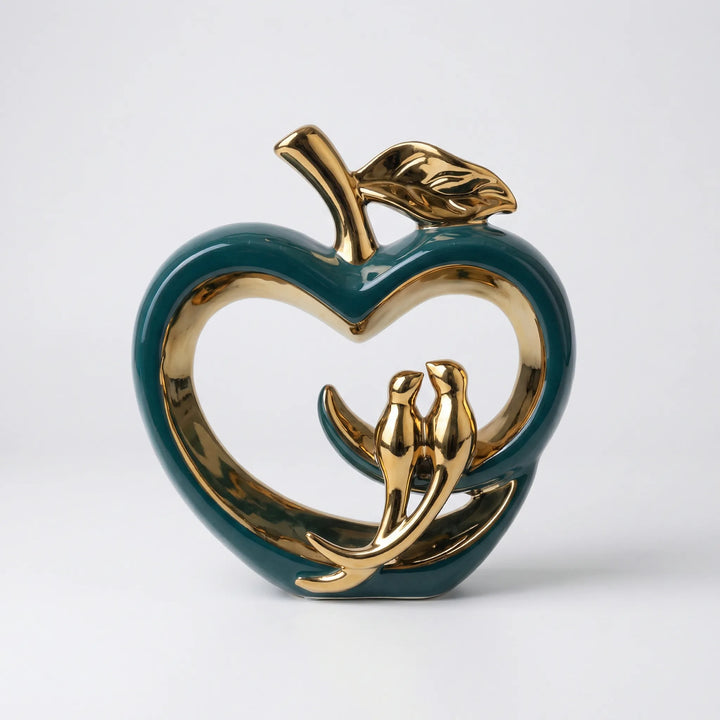 Moderne Keramik Apfel Skulptur als stilvoller Wohnakzent; handgefertigtes Design für Wohnzimmer Dekoration.