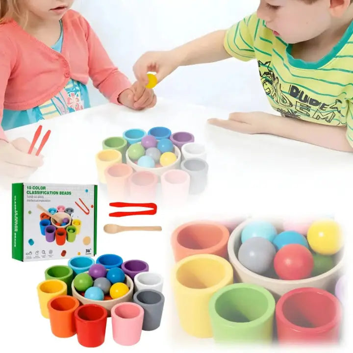 Pädagogisches Holzspielzeug: Kinder sortieren bunte Holzkugeln im Montessori Farbsortierspiel.